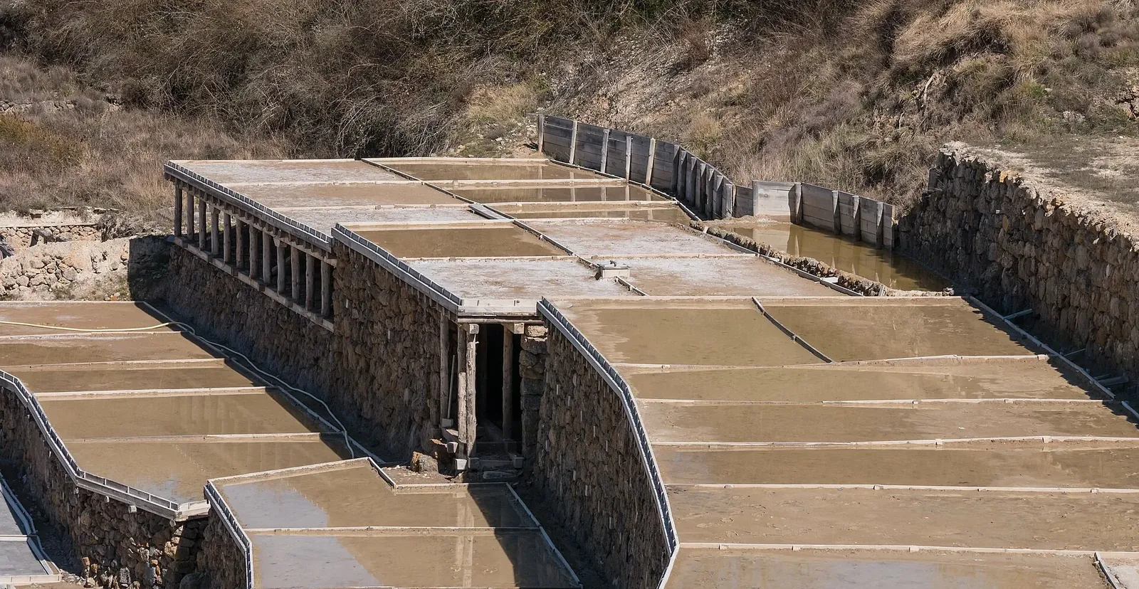 Canales de madera que reparten la salmuera por el Valle Salado