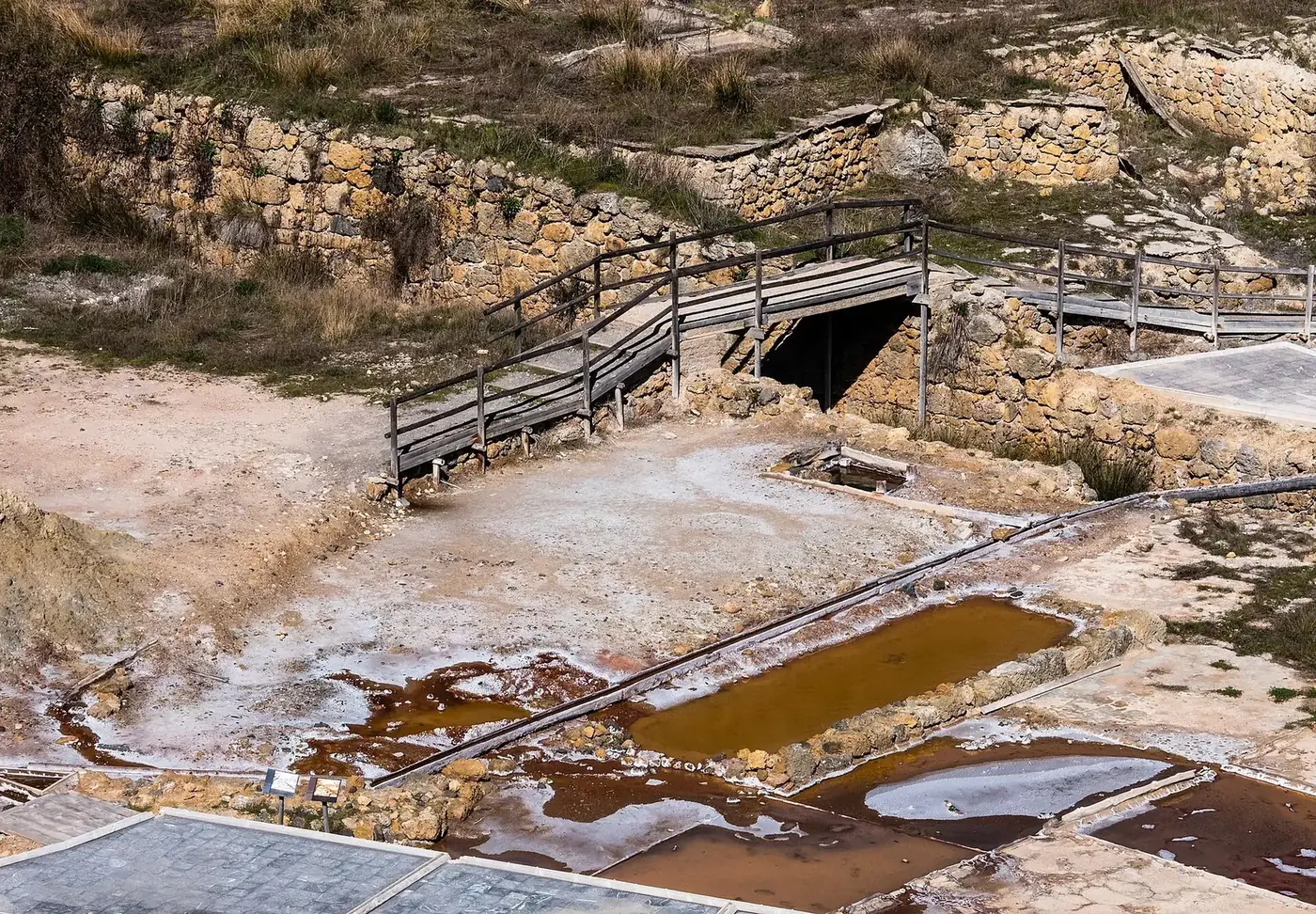 Manantial y canal de agua salada en el Valle Salado de Añana