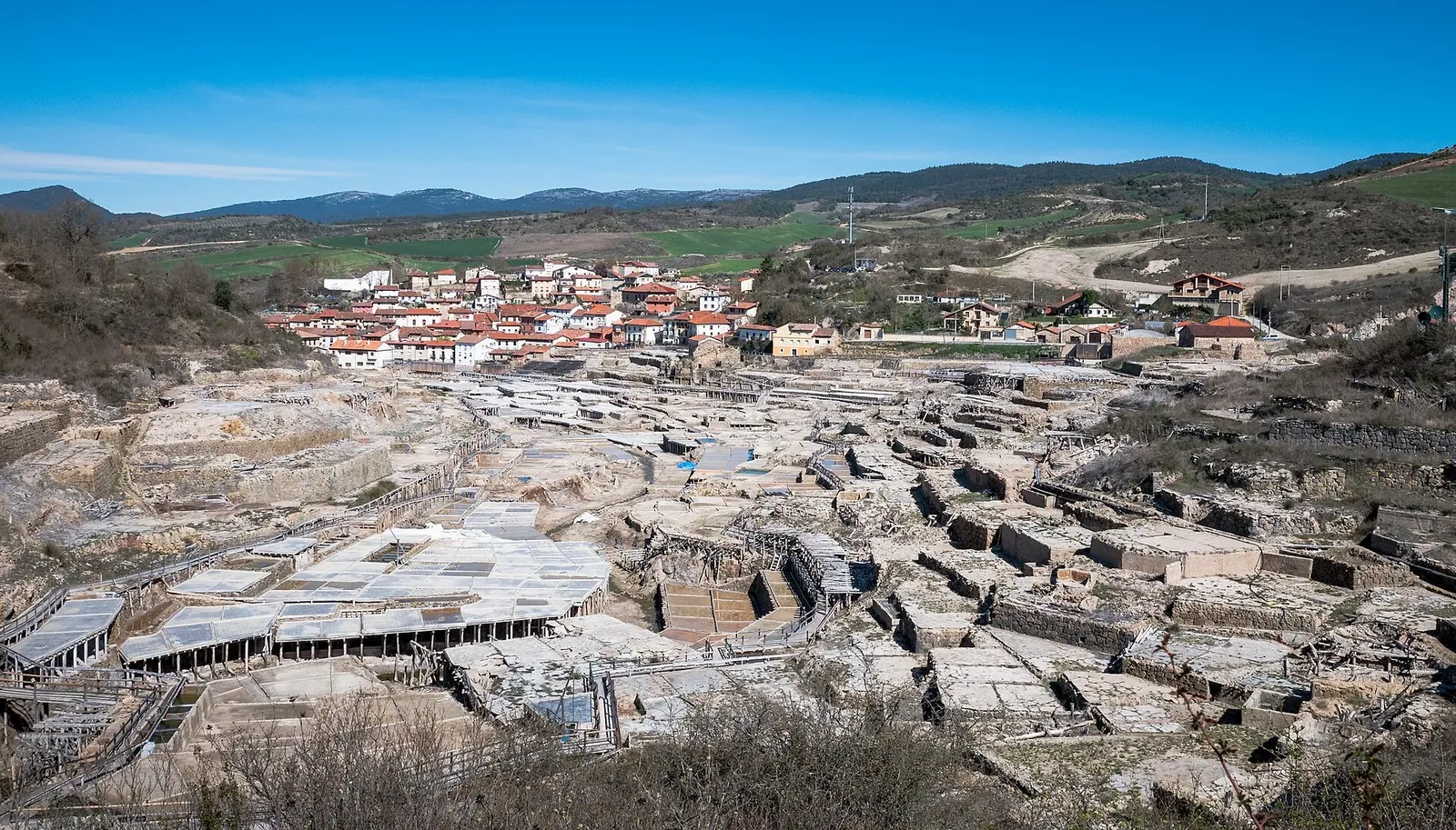 Valle Salado de Añana: unas salinas de interior con miles de años y un spa de agua hipersalina