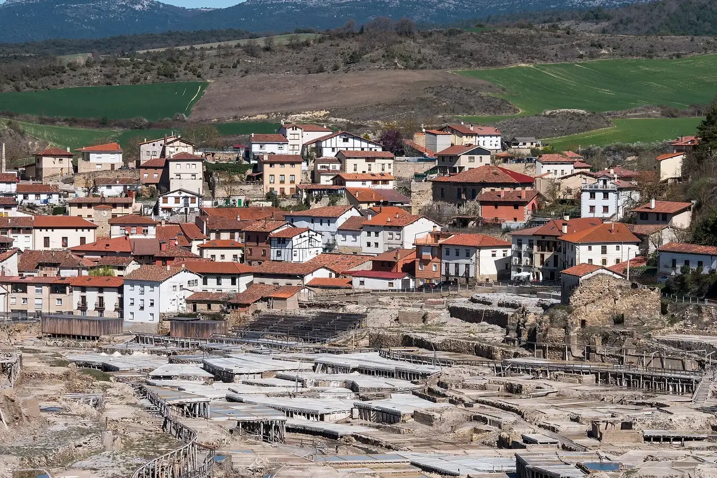 Pueblo de Salinas de Añana sobre el Valle Salado