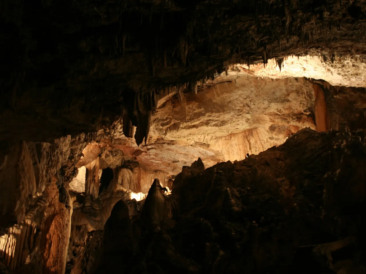 Sala amplia de la Cueva de Valporquero con rocas y luz