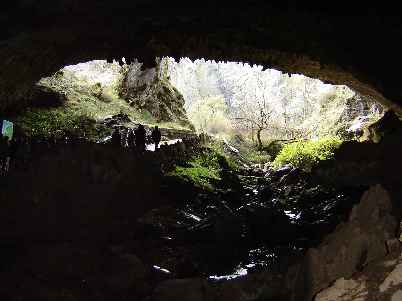 Entrada a la Cueva de Valporquero vista desde el interior