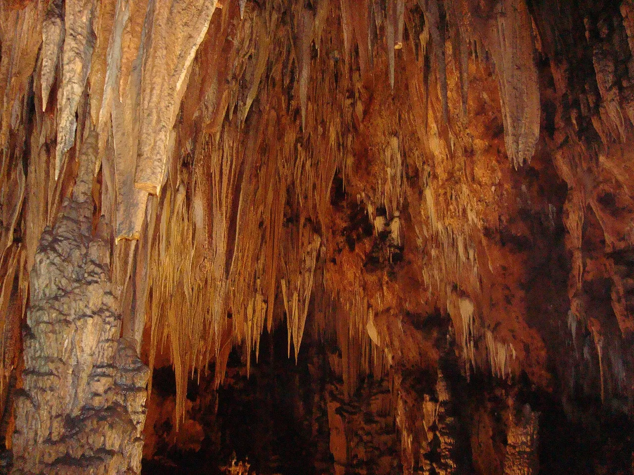 Formaciones de roca de la Cueva de Valporquero en una sala grande
