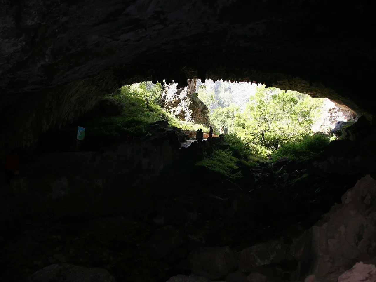 Salida de la Cueva de Valporquero hacia el valle