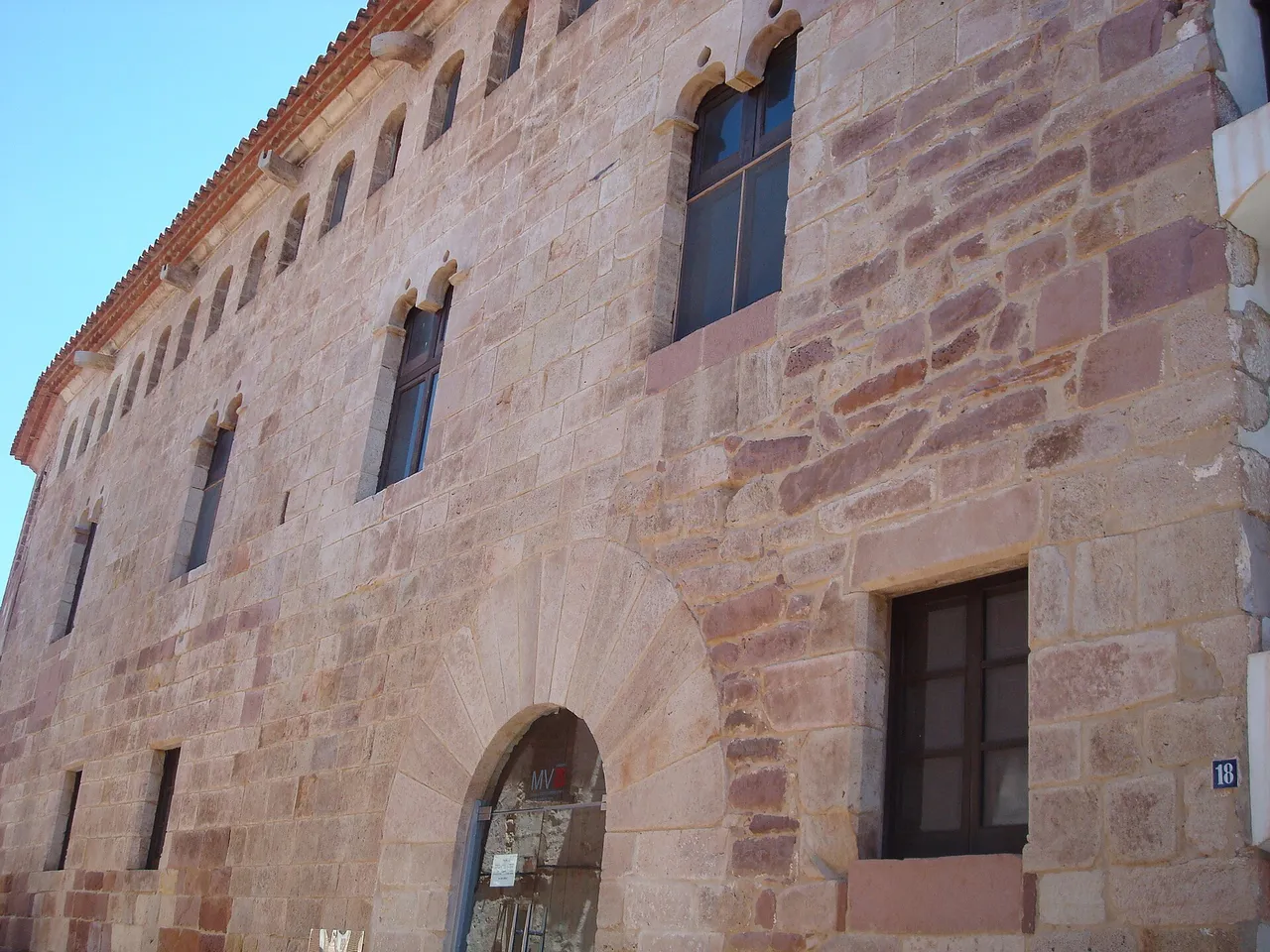 Fachada de piedra de un edificio histórico en Vilafamés