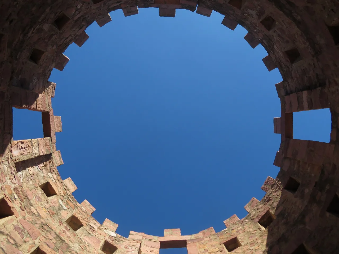 Torreón circular del castillo de Vilafamés visto desde dentro con el cielo
