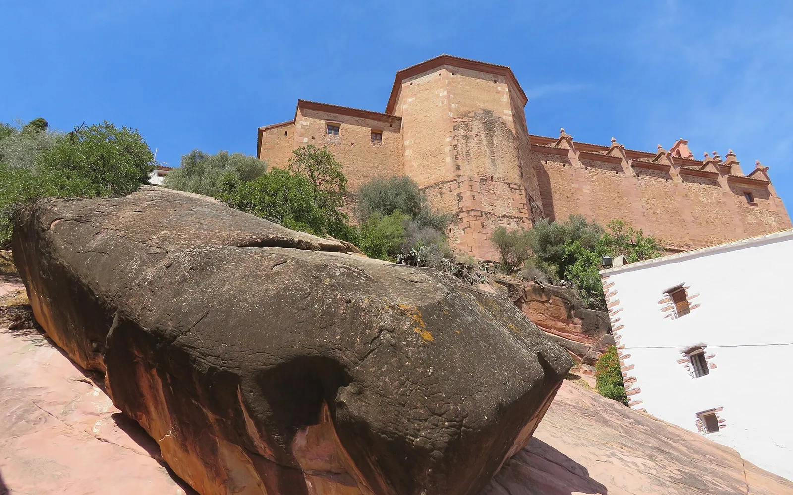 Qué ver en Vilafamés: la Roca Grossa, el castillo y el MACVAC