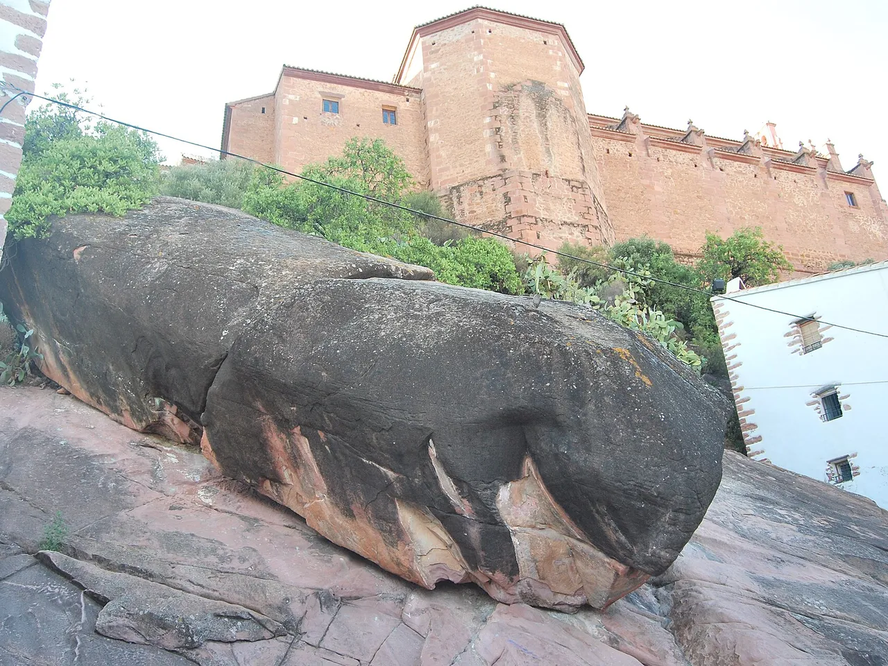 Roca Grossa de Vilafamés con casas encima