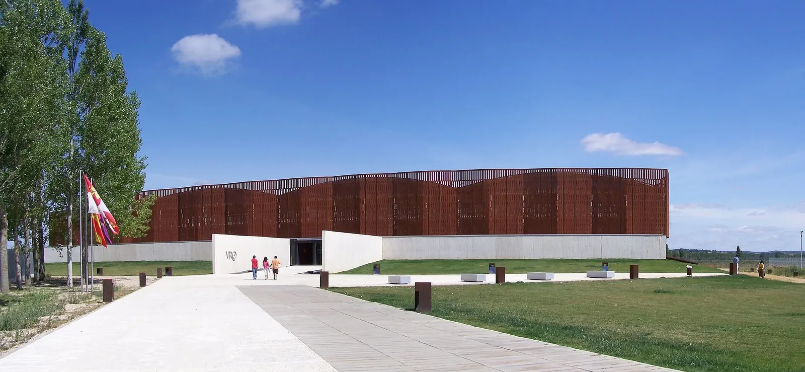 Edificio moderno que protege la villa romana La Olmeda