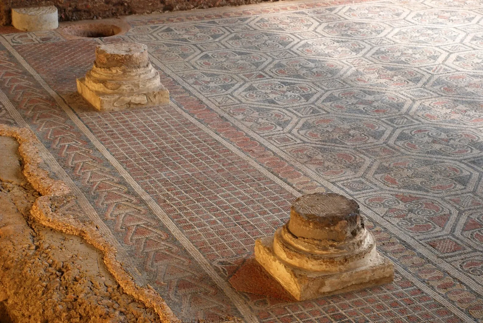 Detalle de mosaico y basas de columnas en La Olmeda