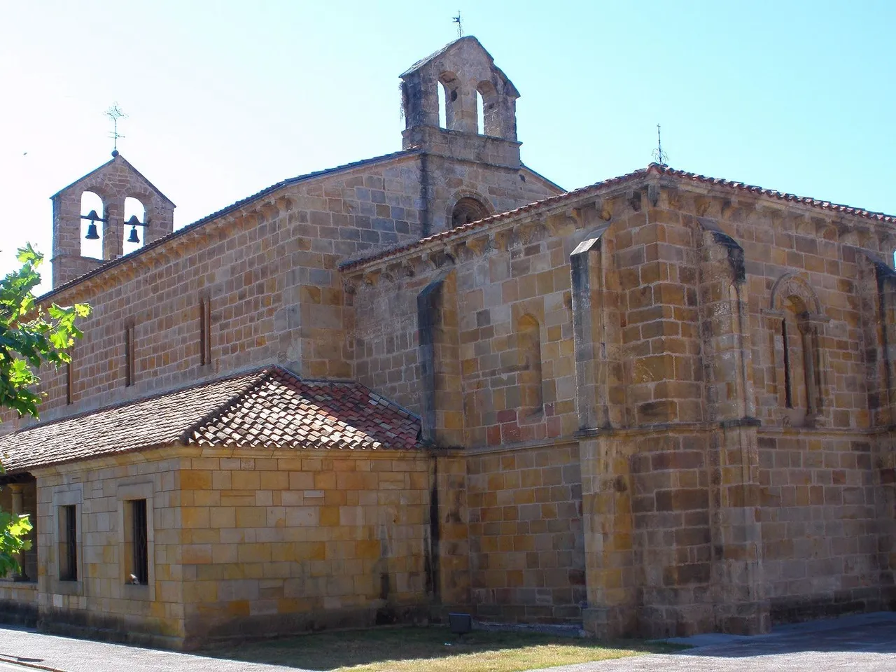 Iglesia de Santa María de la Oliva en Villaviciosa