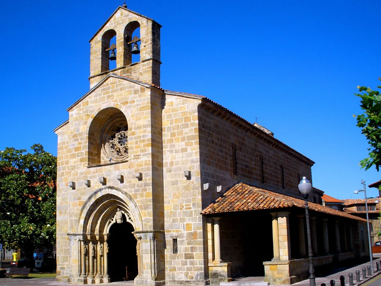 Portada de Santa María de la Oliva