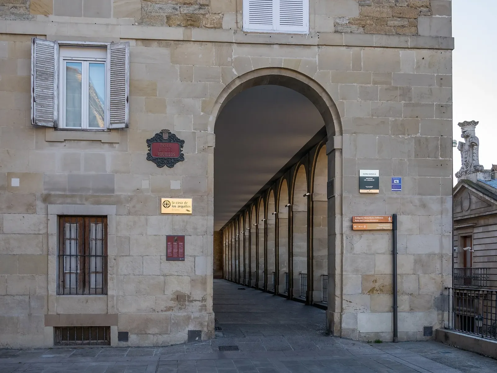 Soportales de los Arquillos en el casco viejo de Vitoria