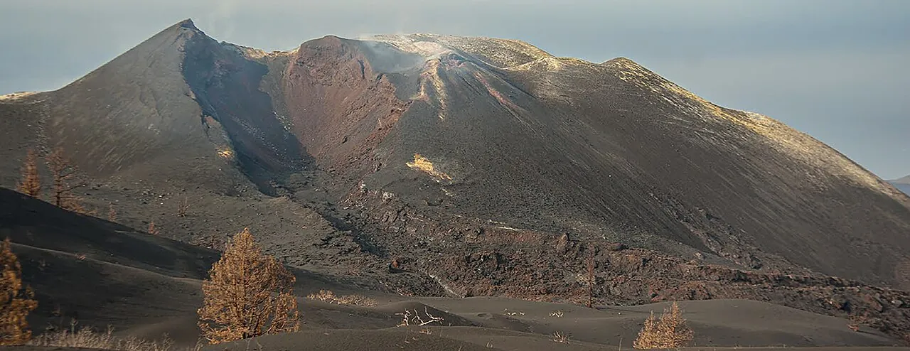 Cono del volcán Tajogaite tras la erupción
