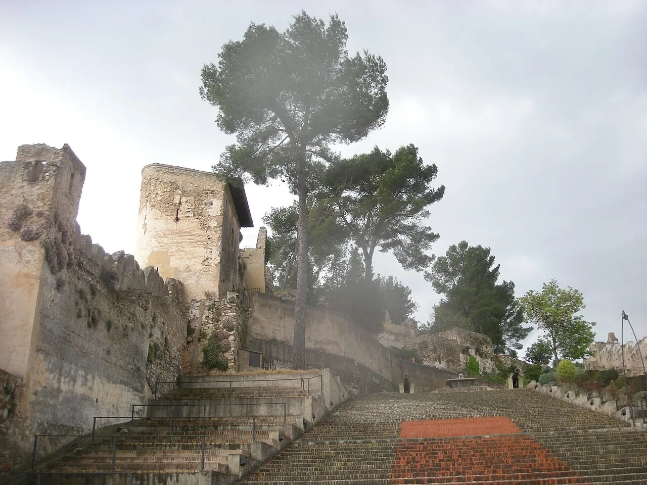 Subida al castillo mayor de Xàtiva