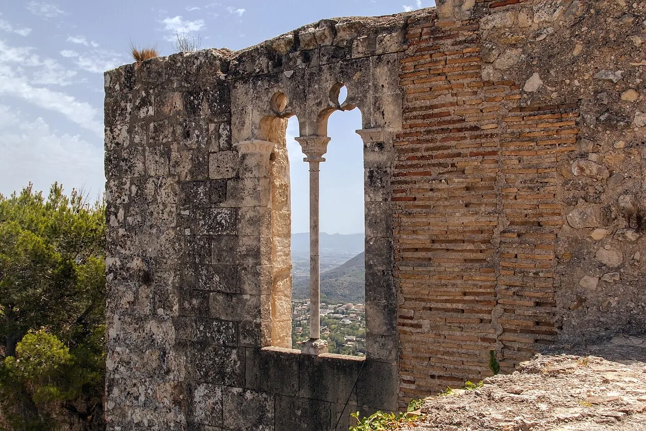 Ventana gótica en el castillo de Xàtiva