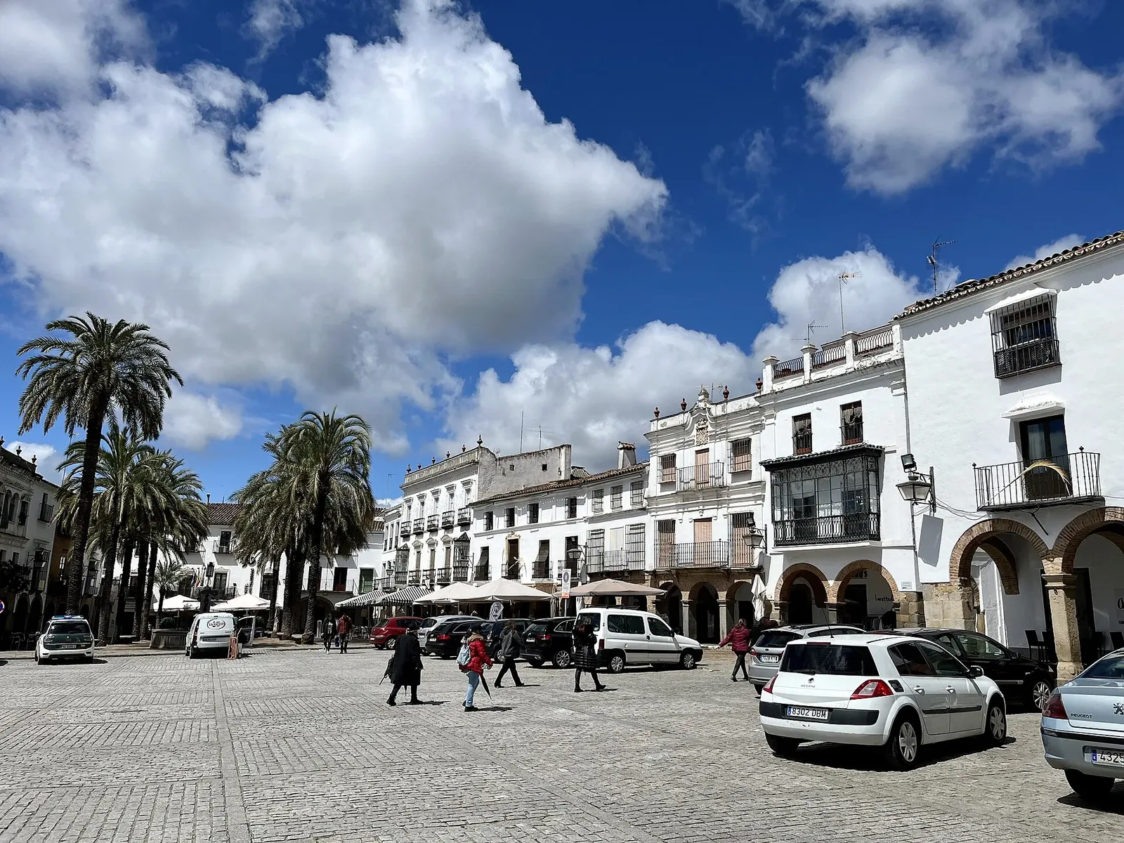 Plaza Grande de Zafra con palmeras y soportales