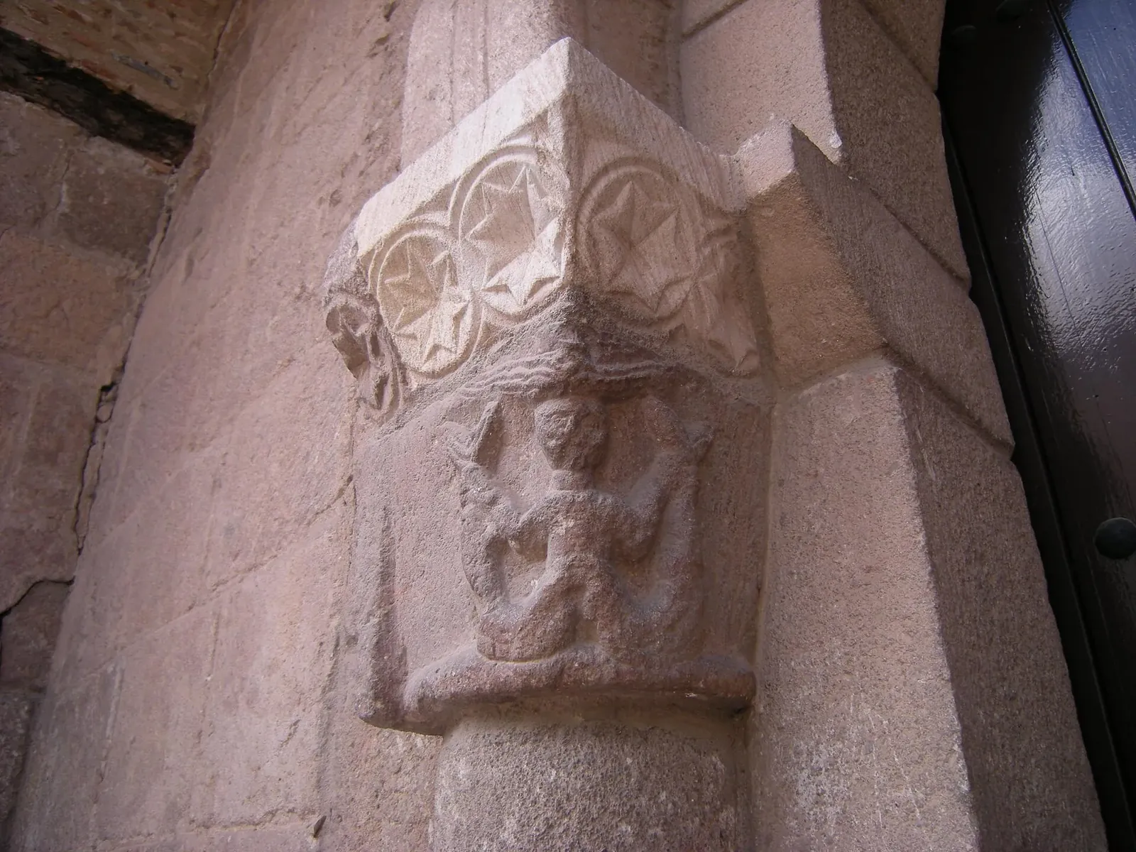Capitel románico de una iglesia de Zamora
