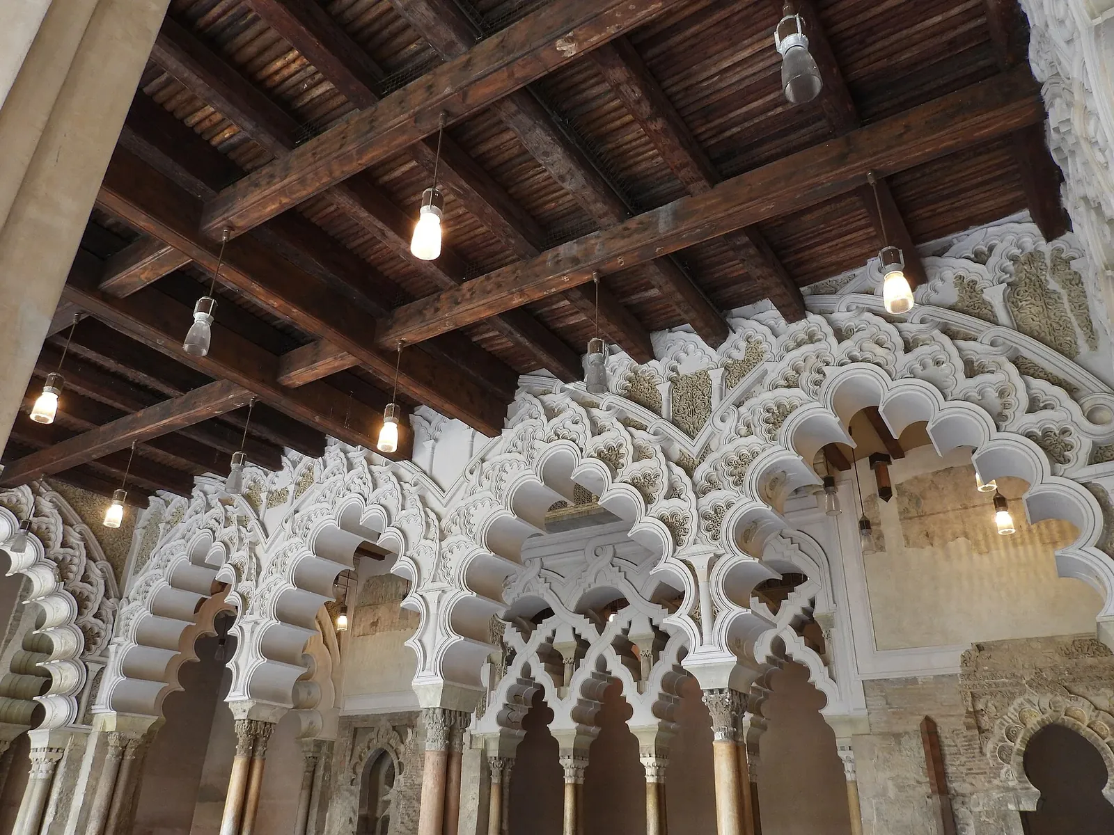 Arcos de yesería del palacio de la Aljafería