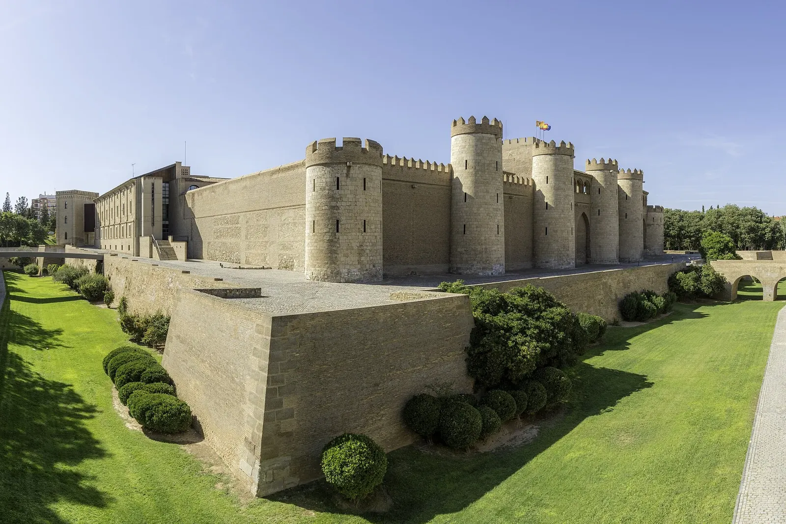 Palacio de la Aljafería de Zaragoza con sus torres