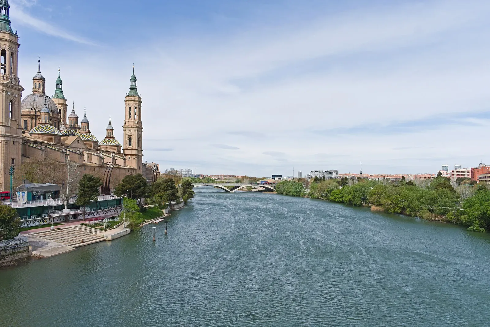 Basílica del Pilar junto al río Ebro en Zaragoza