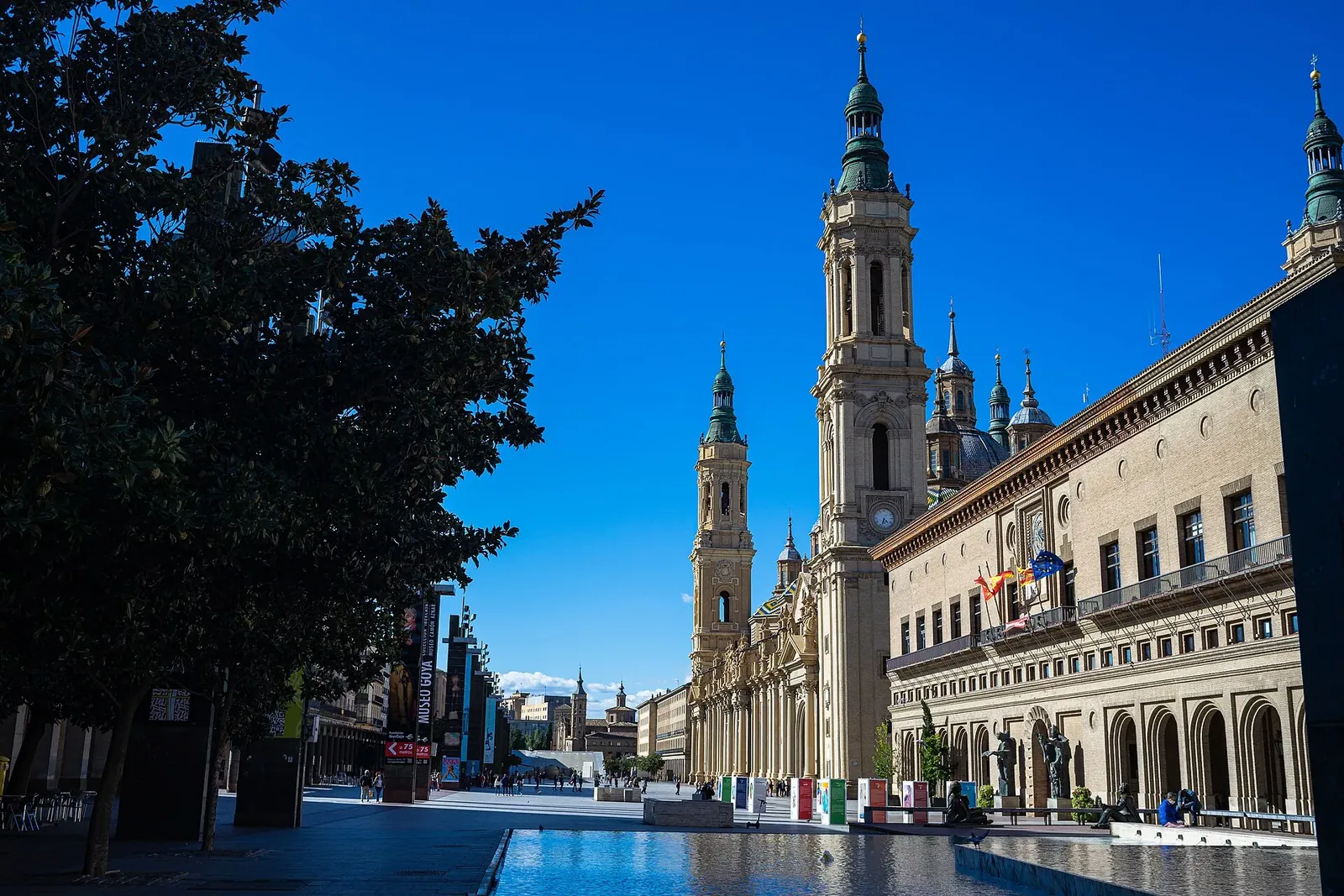 Plaza del Pilar con la basílica y la fuente
