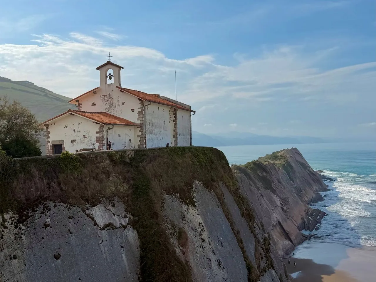 Ermita de San Telmo sobre el flysch de Zumaia