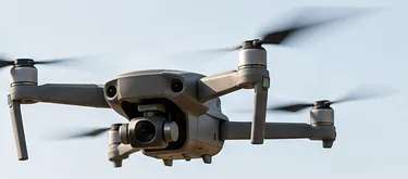 Dron en vuelo sobre la montaña