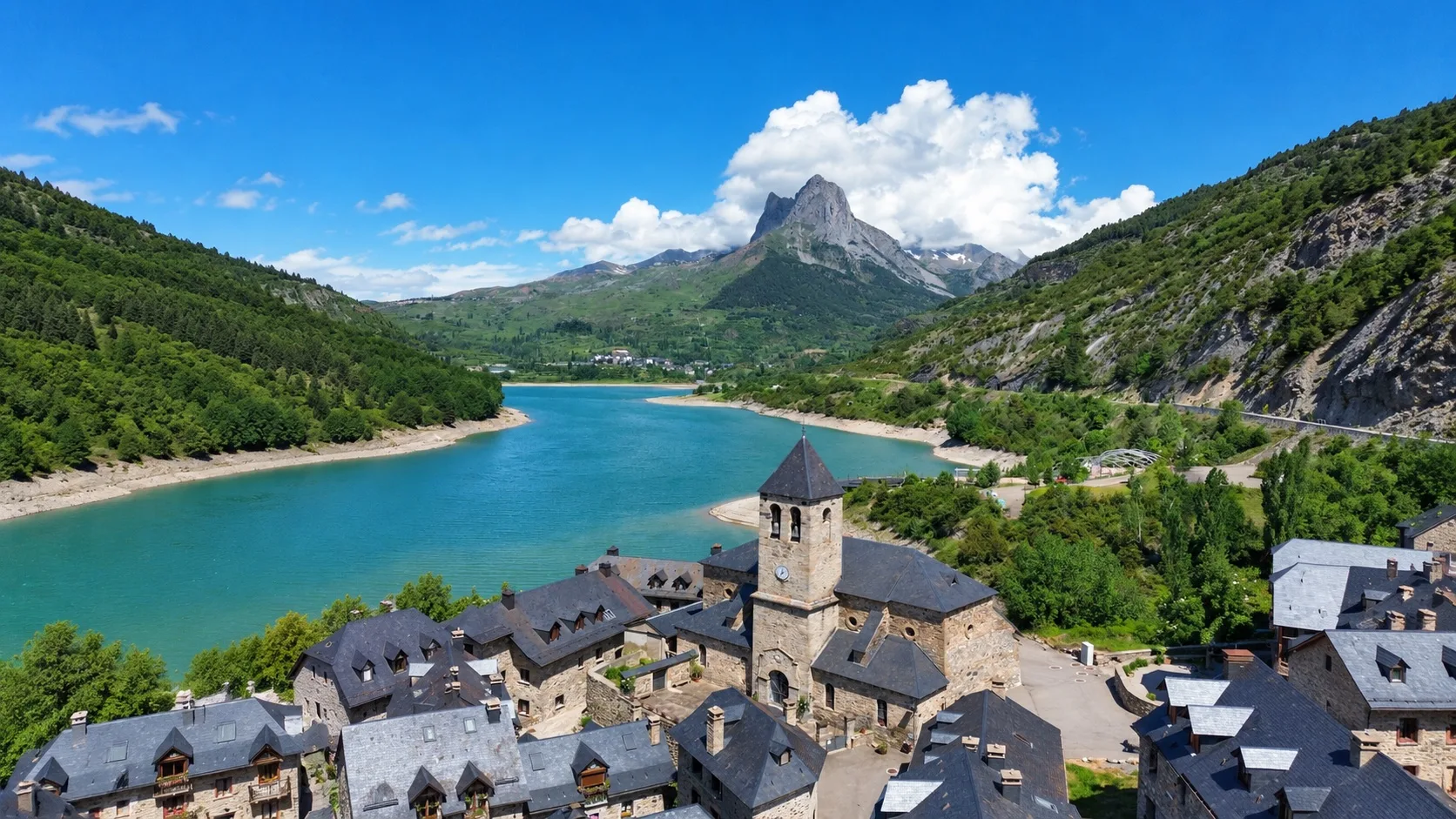 Embalse de Lanuza y la Peña Foratata en el Pirineo aragonés