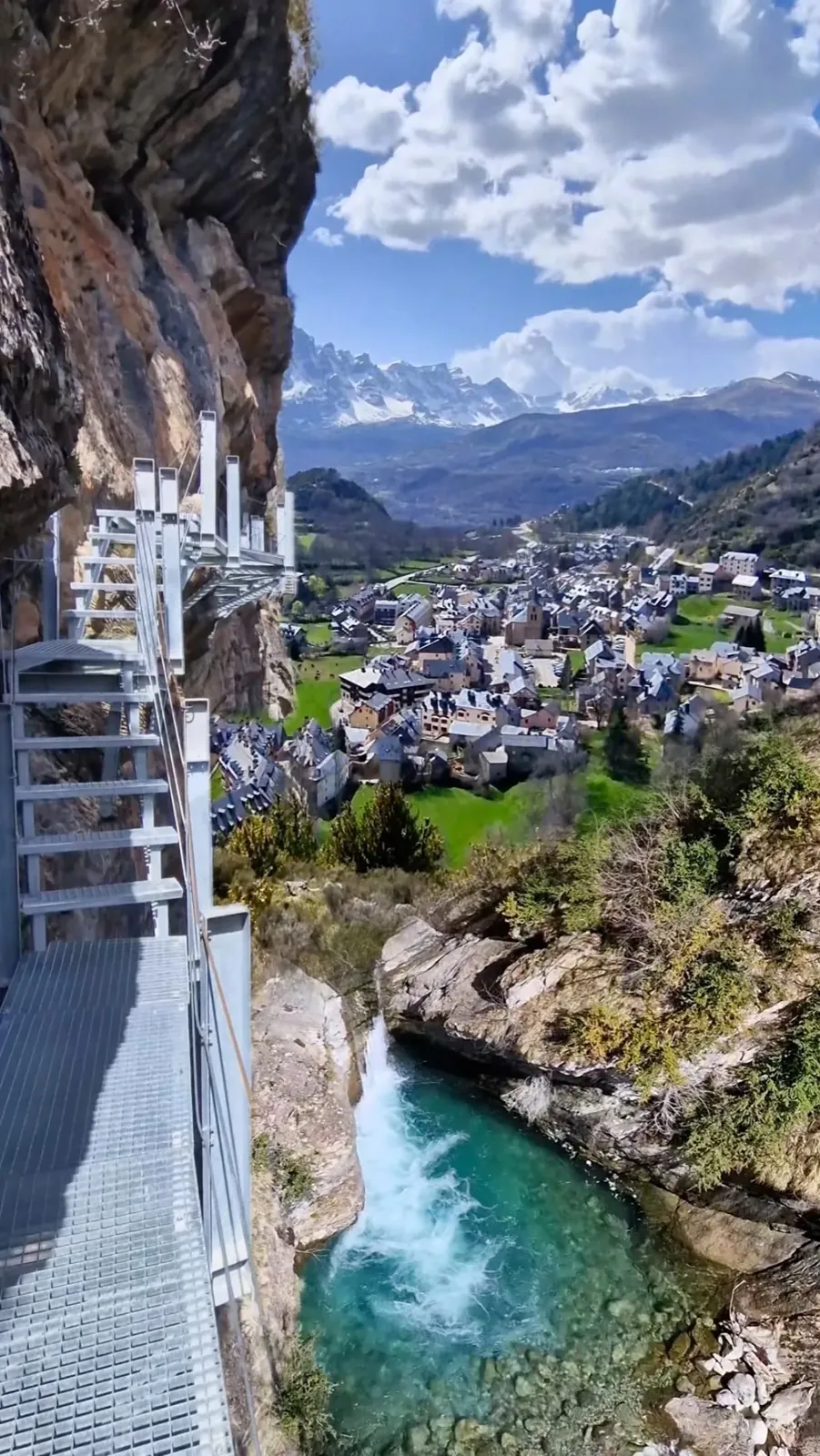 Pasarelas de Panticosa sobre el río Caldarés