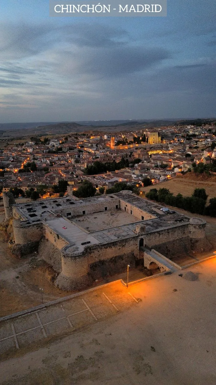 Chinchón de noche: el castillo que vigila la Plaza Mayor